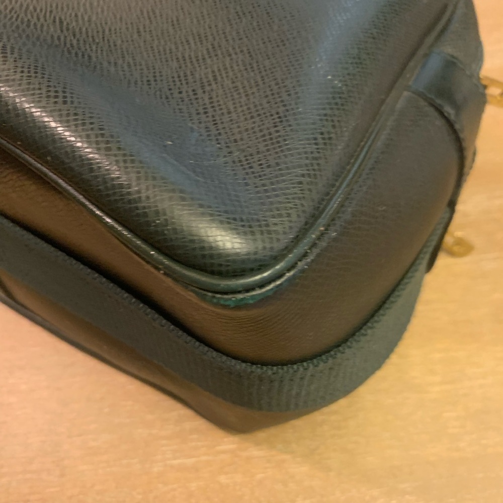 Louis Vuitton Taiga Reporter, messenger-bag, in the color green - Picture 12 of 16